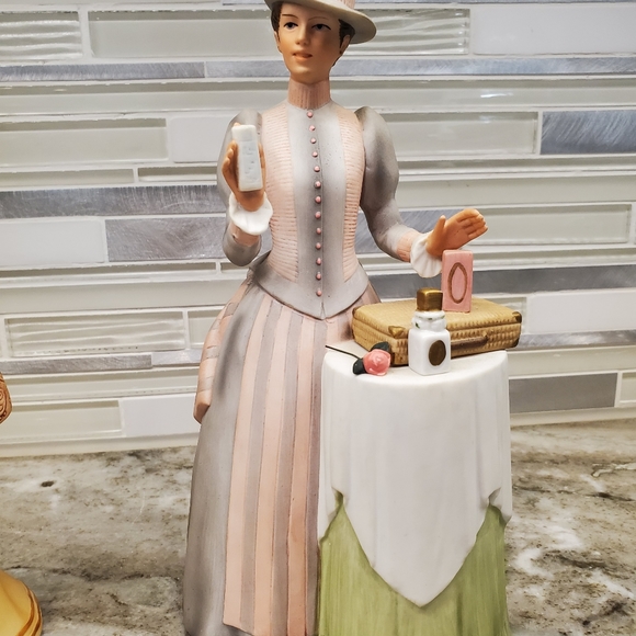 1981 & 1984 Avon Porcelain Women Figurines Avon - Picture 2 of 14